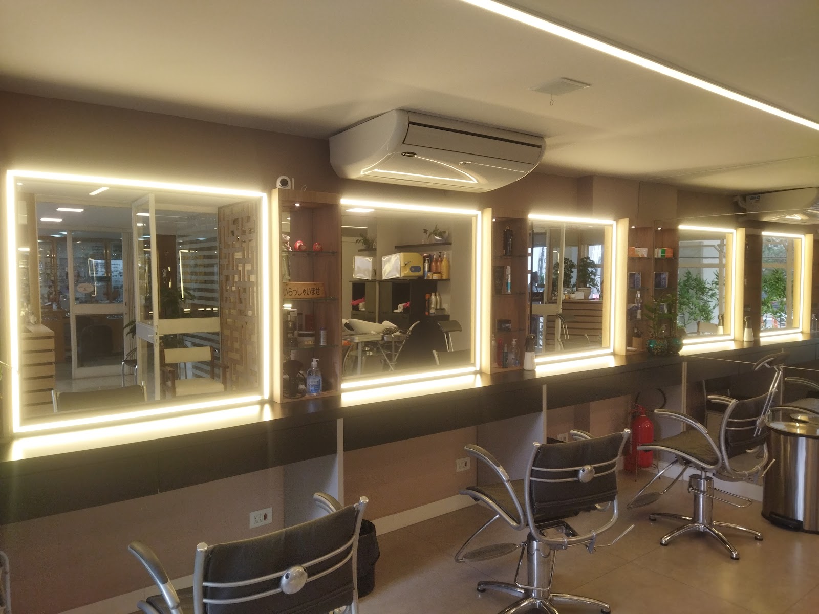 Interior do salão com espelhos de moldura iluminada