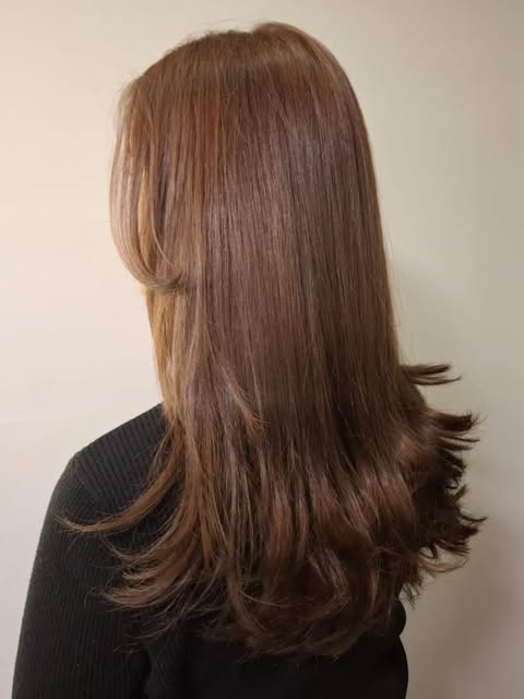 Cabelo longo com mechas iluminadas