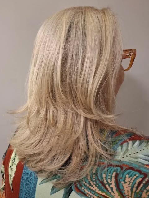 Corte repicado em cabelo loiro