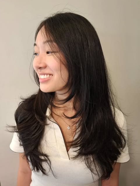 Cliente do Kyoto sorrindo com corte e escova finalizados